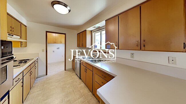 Foto del edificio - Spacious single-family home with a large f...