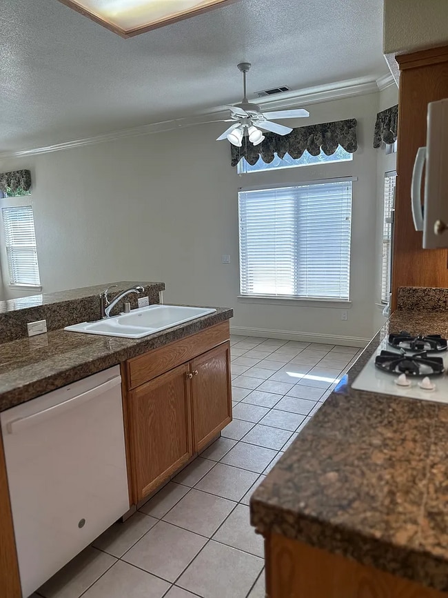 Foto del edificio - 2980 Hazelwood Way