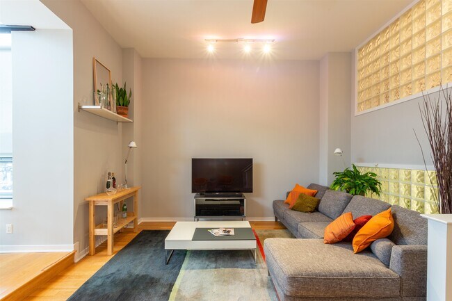 Foto del edificio - 689 Marin Blvd