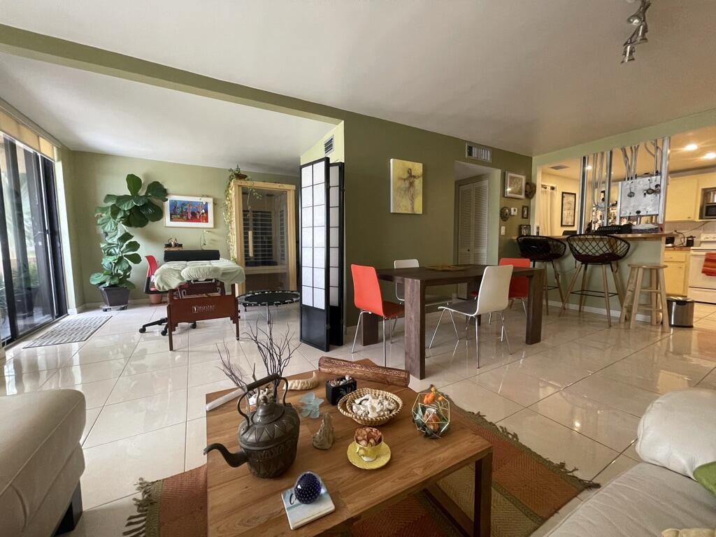 Foto principal - 8101 Byron Ave