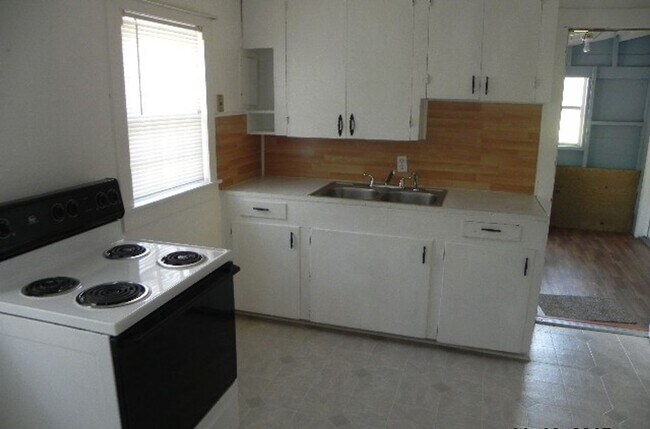 Building Photo - 8030 Lee County Rd 240