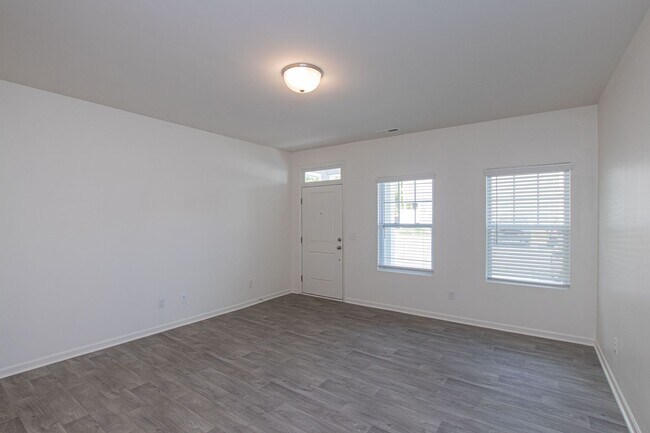 Foto del edificio - BEAUTIFUL 2 Bedroom End Unit Townhome in C...