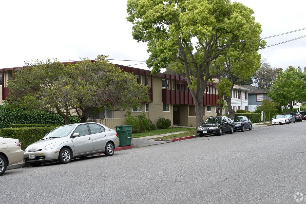 Building Photo - 825 Live Oak Ave