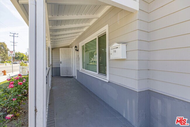 Building Photo - 715 S Lake St