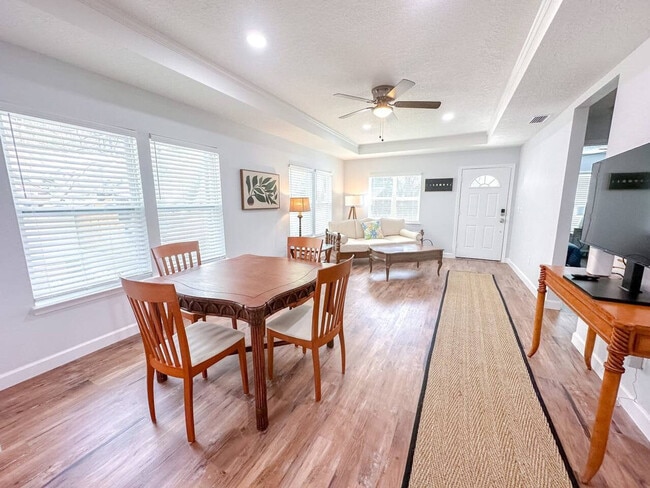 Building Photo - 942 SE 7th Ave