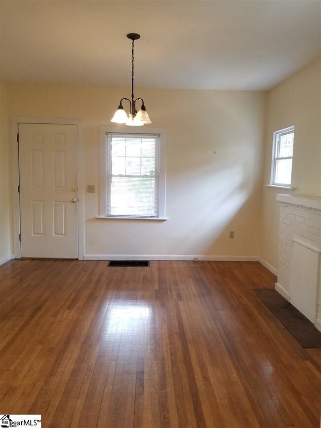 Building Photo - 121 Vannoy St