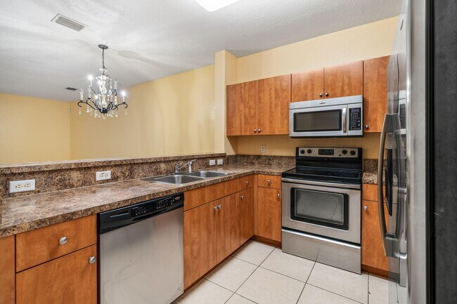 Building Photo - 1927 Alamanda Way