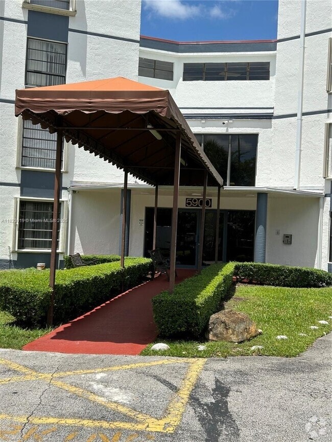 Building Photo - 5900 SW 127th Ave