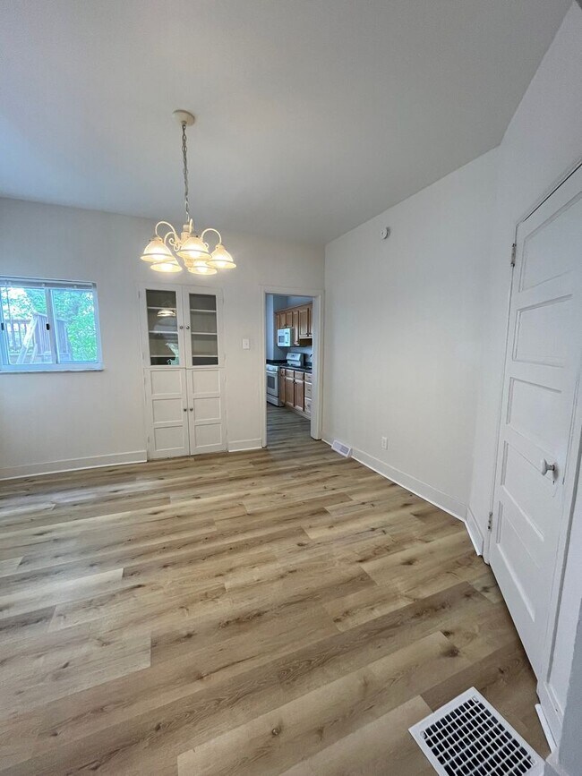 Foto del edificio - Large 2 Bed 1 Bath Home, with office space! Available Now!