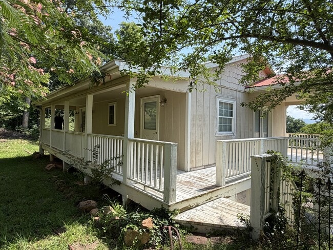 Building Photo - 1860 Crescent Dr