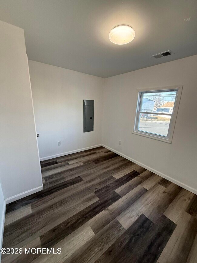 Building Photo - 68 Seeley Ave