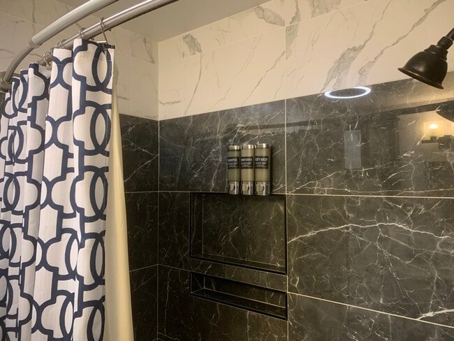 Foto del edificio - 81-06 Westbourne Pl