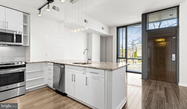 Foto del edificio - 8300 Wisconsin Ave