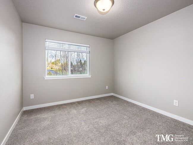 Building Photo - New Eastern Facing Townhome in Minnehaha w...