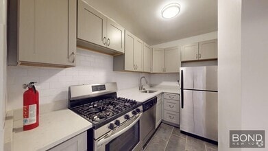 Building Photo - 340 E 74th St