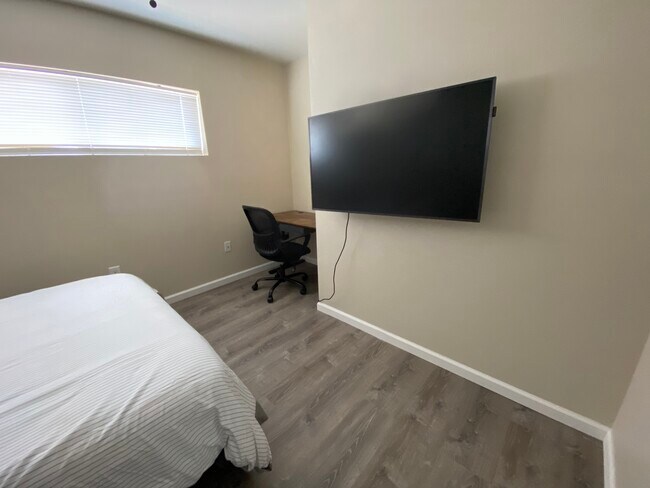 Foto del edificio - 4234 E Western Dr