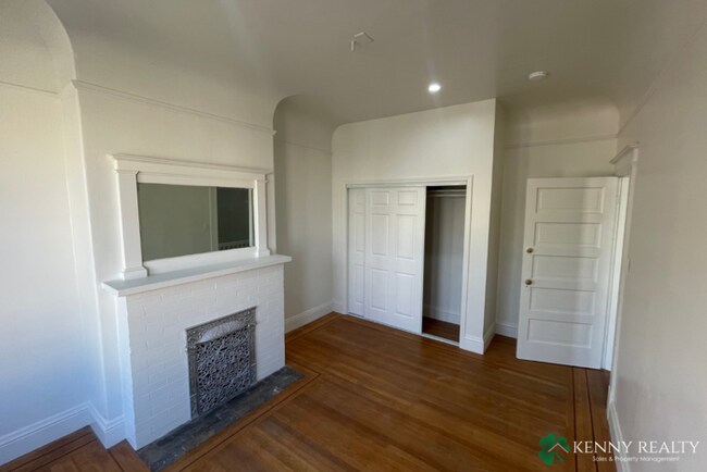 Building Photo - Three Bedroom Condo Walking Distance to Do...