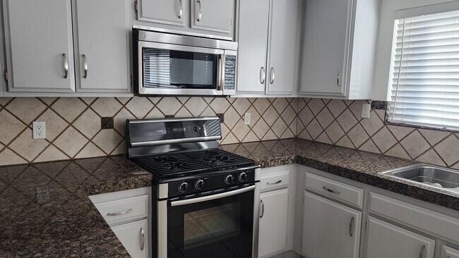 Foto del edificio - 8744 Darby Ave