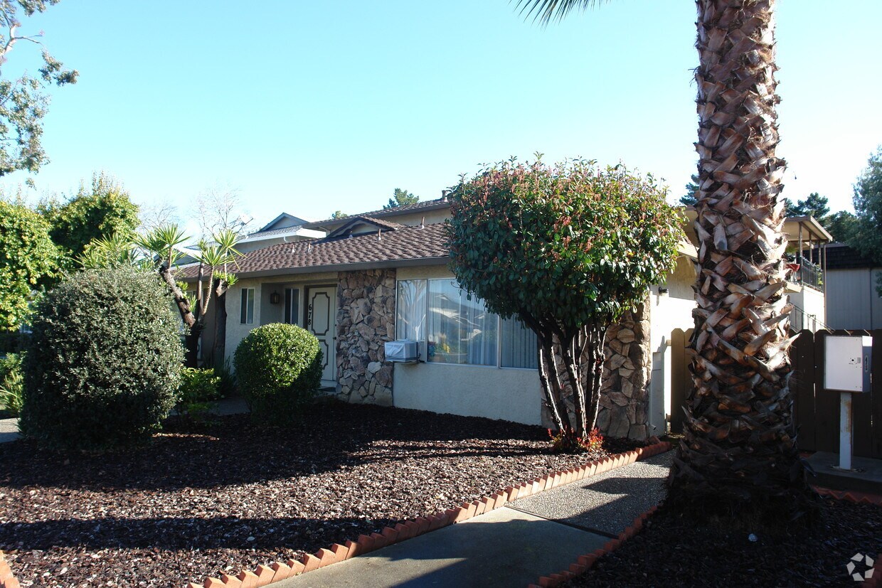 Building Photo - 678 Rebecca Way