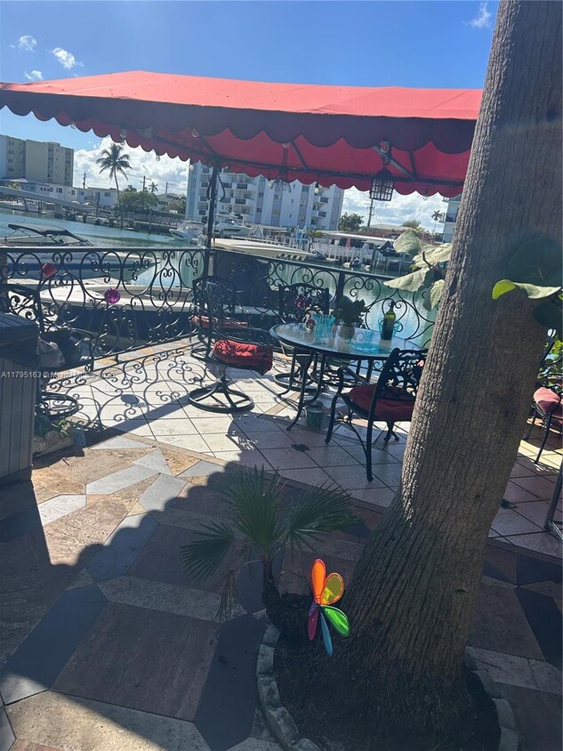 Foto del edificio - 8142 Byron Ave
