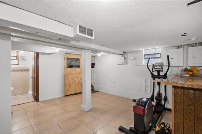 Foto del edificio - 2049 S 77th St