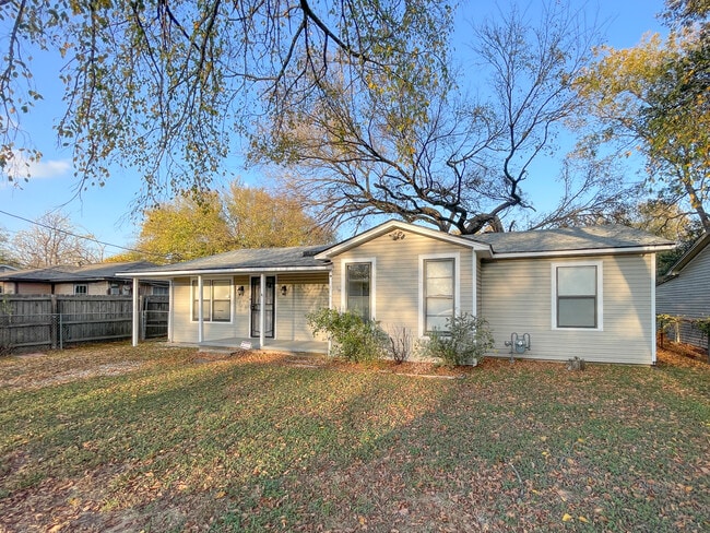 Building Photo - 207 N Bermuda St