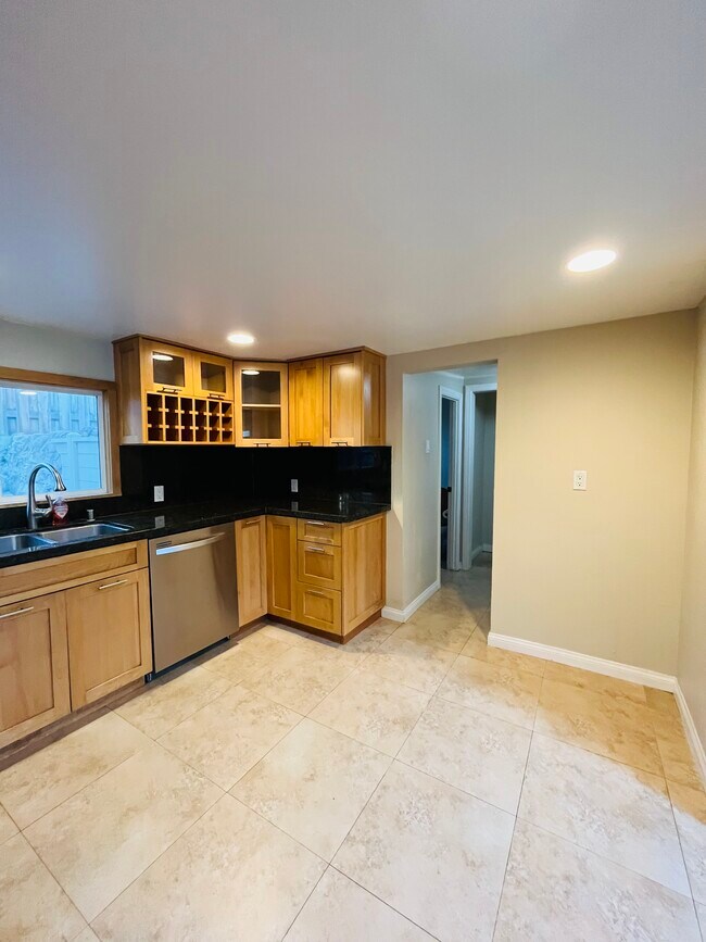 Building Photo - 618 Woodland Dr