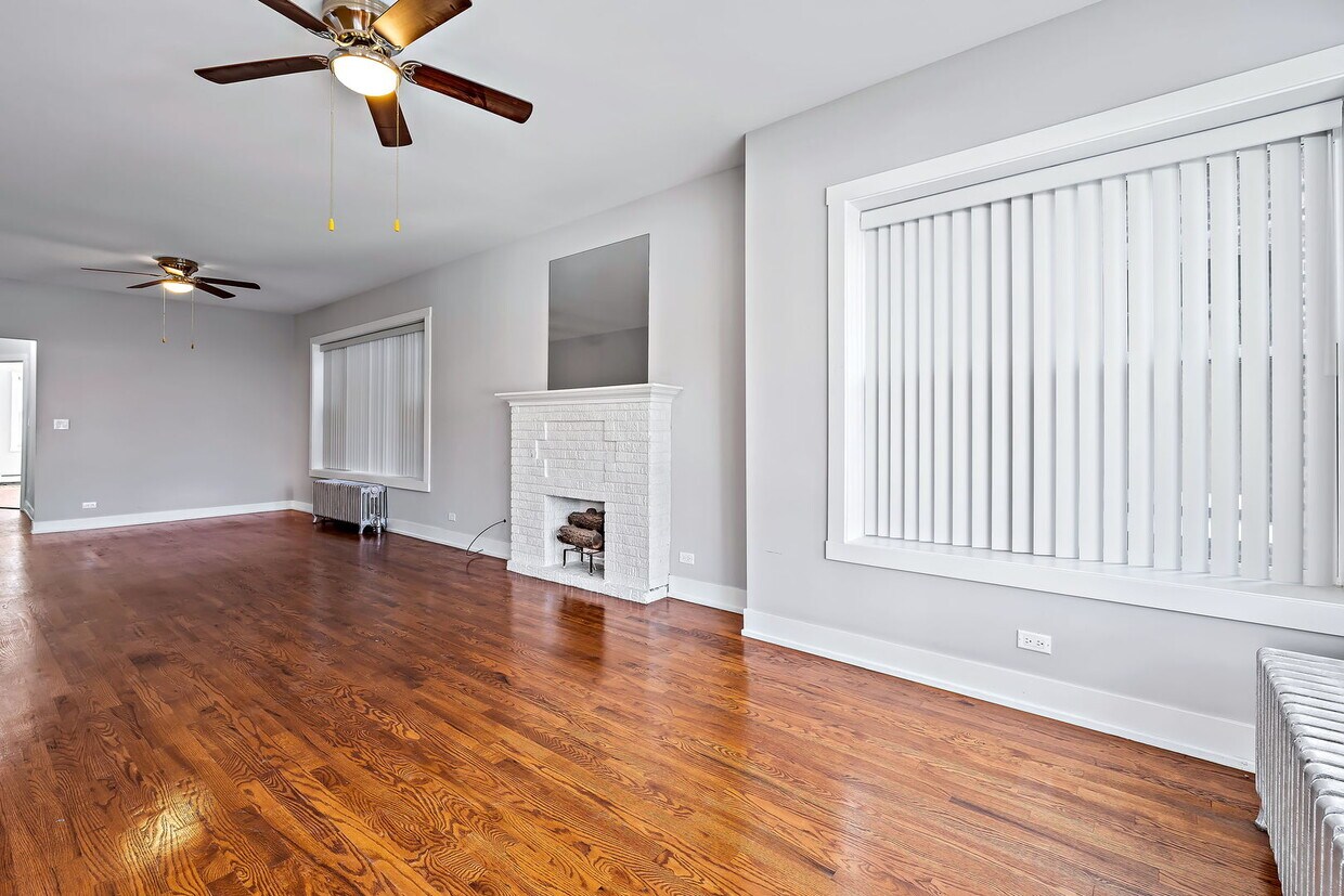 Primary Photo - 7411 S King Dr