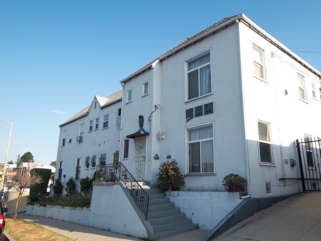 Building Photo - 4915 San Vicente Blvd