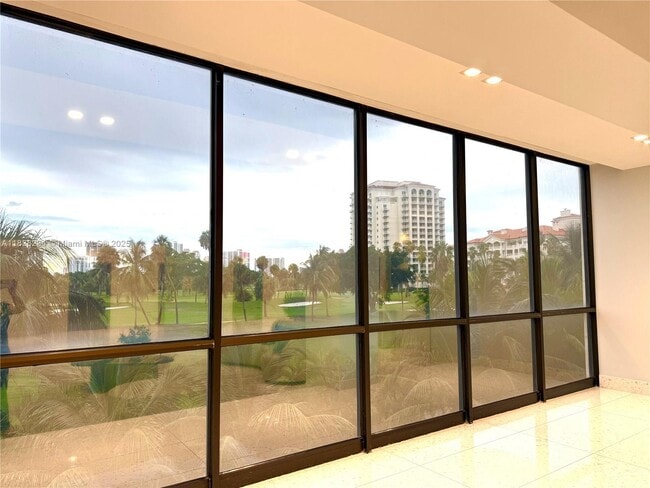 Foto del edificio - 20335 W Country Club Dr