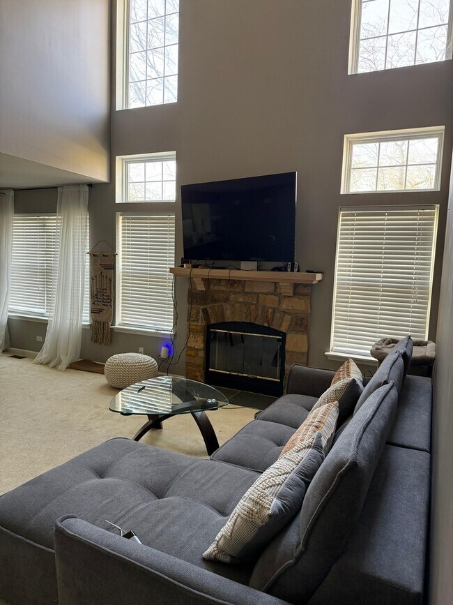 Building Photo - 160 Crescent Ln