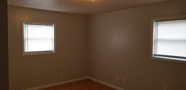 Building Photo - 341 Southview Dr