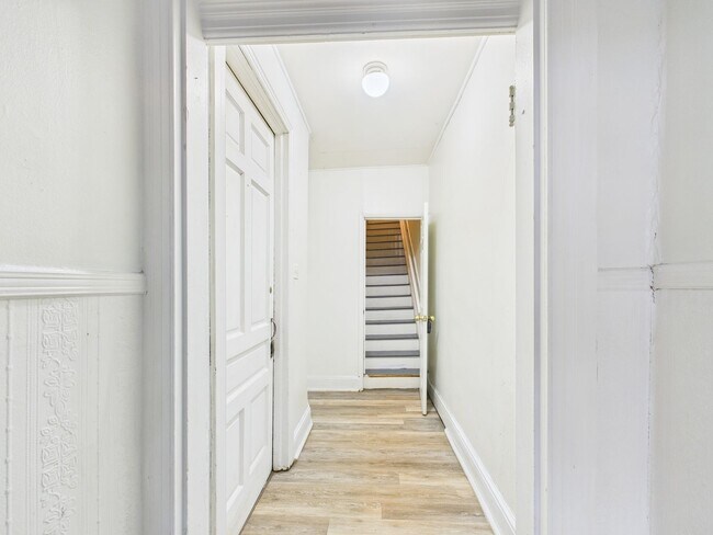 Building Photo - 735 N George St