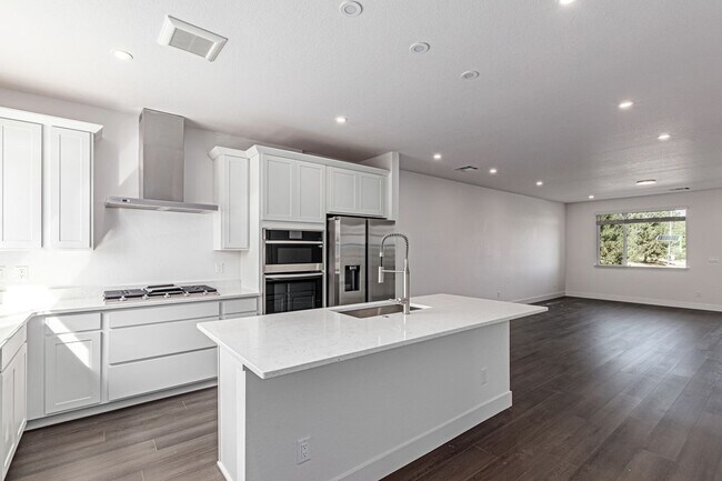 Foto del edificio - Brand new townhome steps to huge park!
