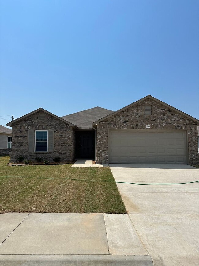Foto del edificio - Now Pre-Leasing! | Discover This Charming 3-Bedroom, 2-Bath Home in Cypress Bend