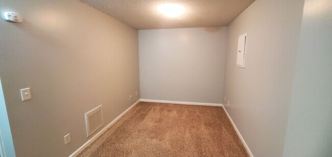 Building Photo - 2 Bedroom 3.5 Bathroom Townhouse