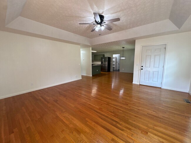 Building Photo - 671 Circle Dr