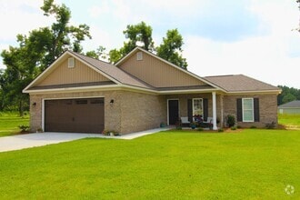 Building Photo - 215 Silverthorn Dr