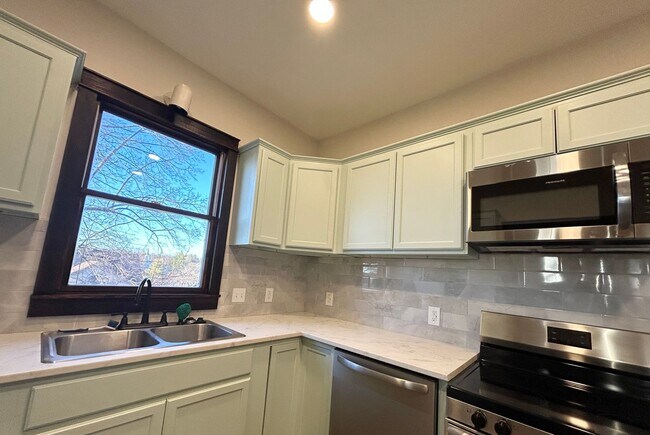 Foto del edificio - Recently Remodeled 4-Bedroom Home with Acre Lot and Modern Updates