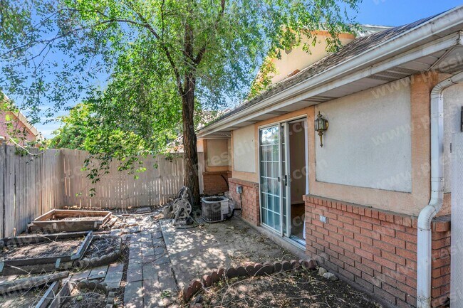 Building Photo - 975 S 250 W St