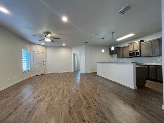 Foto del edificio - Beautiful New Townhome Located South Of To...