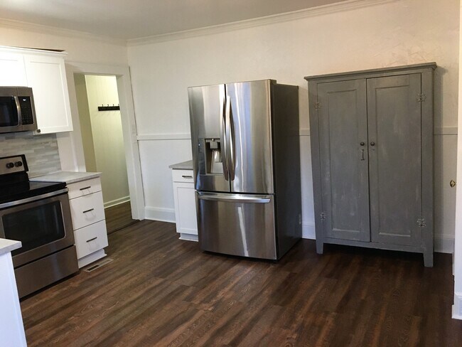 Kitchen with appliances - 25 Lawndale Ave SE