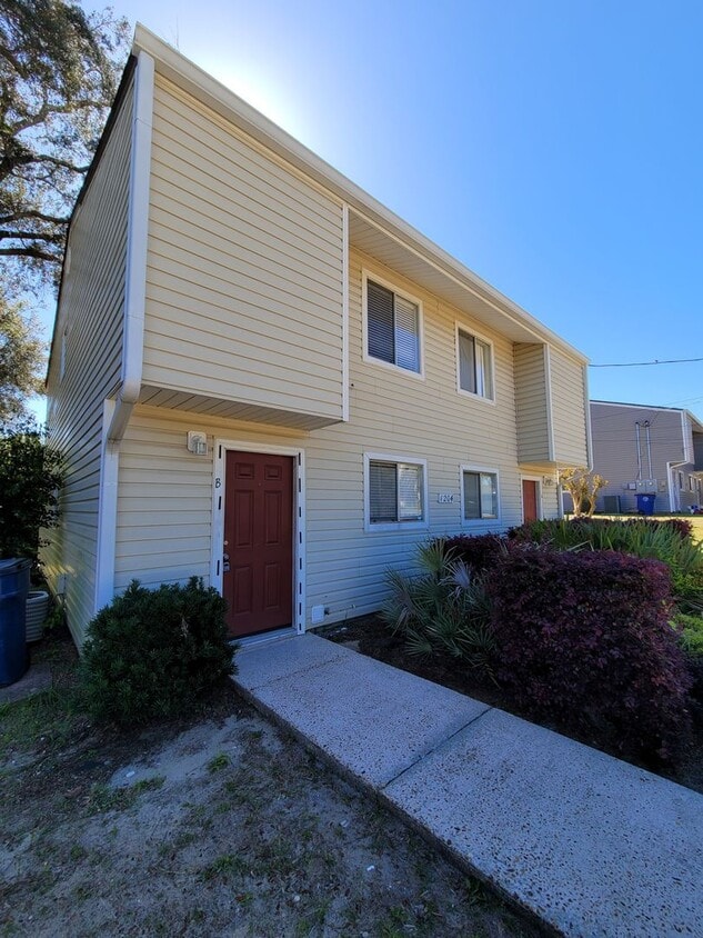 Primary Photo - Cute 2 bedroom 1.5 bath 2-Story Townhome i...