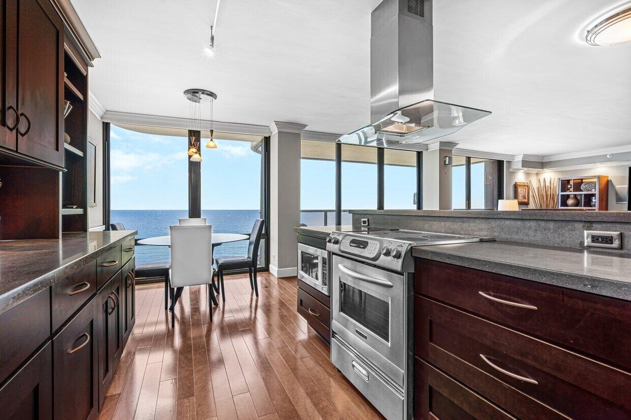 Primary Photo - 250 S Ocean Blvd