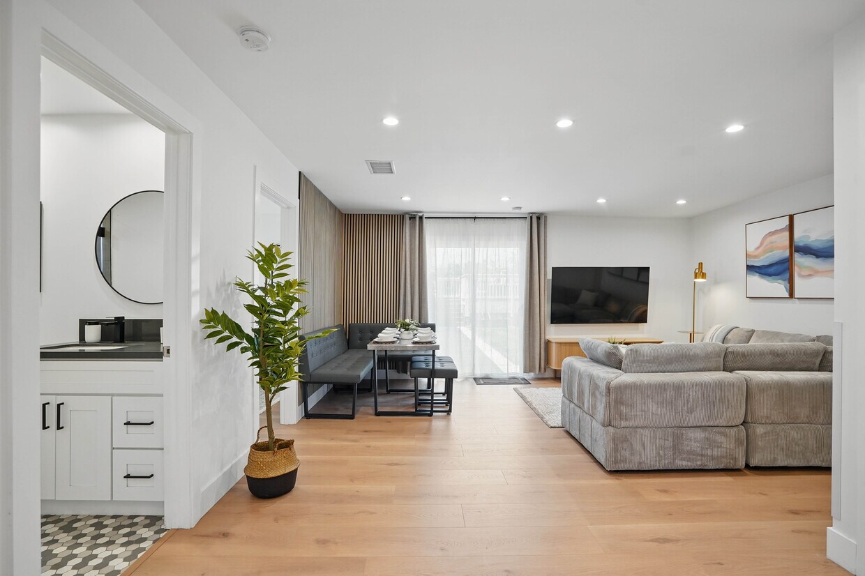 Foto principal - 20721 Clark St