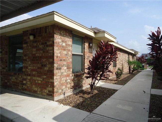 Building Photo - 415 Pirul St