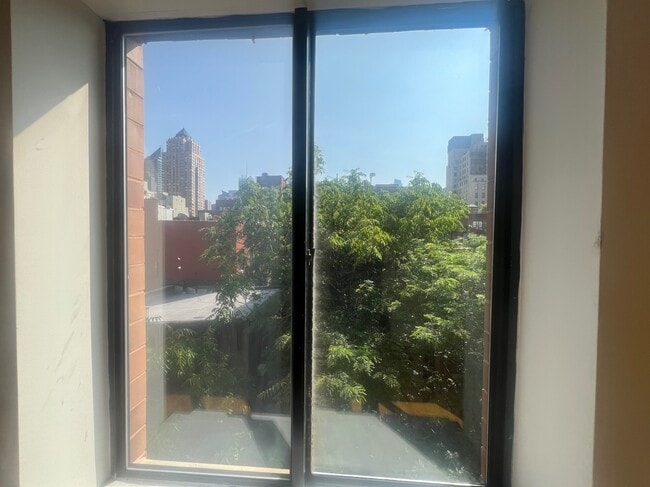 Building Photo - 410 W 53rd St