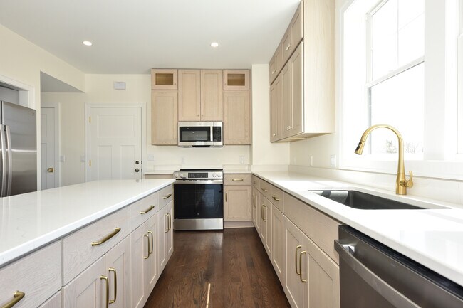 Cocina con horno y fregadero - 104 E Prospect St