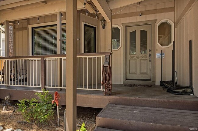 Building Photo - 423 Pineview Dr