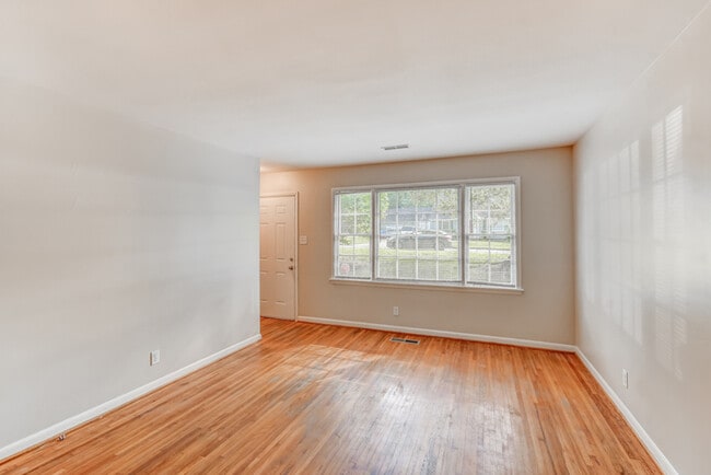 Building Photo - 744 Vaughn Cir